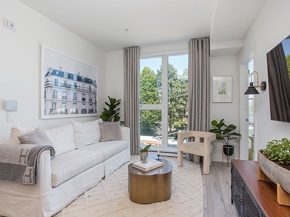 4th image of 979 E 19th Ave #303