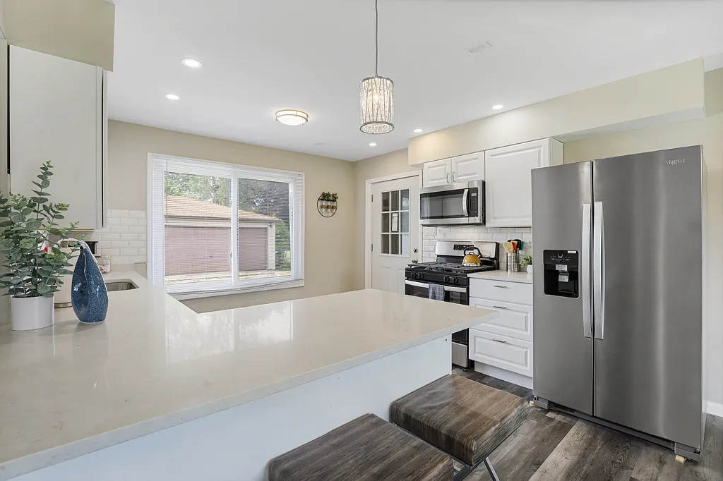 10308 W Lyndale Ave — Photo 3