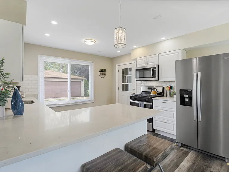 10308 W Lyndale Ave — Photo 3