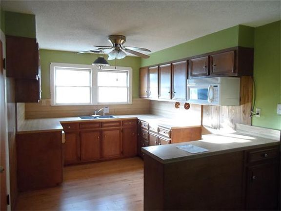 4th image of 74 Sue Ann Dr