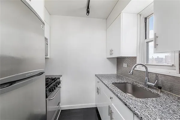 Sold by R New York | media 9