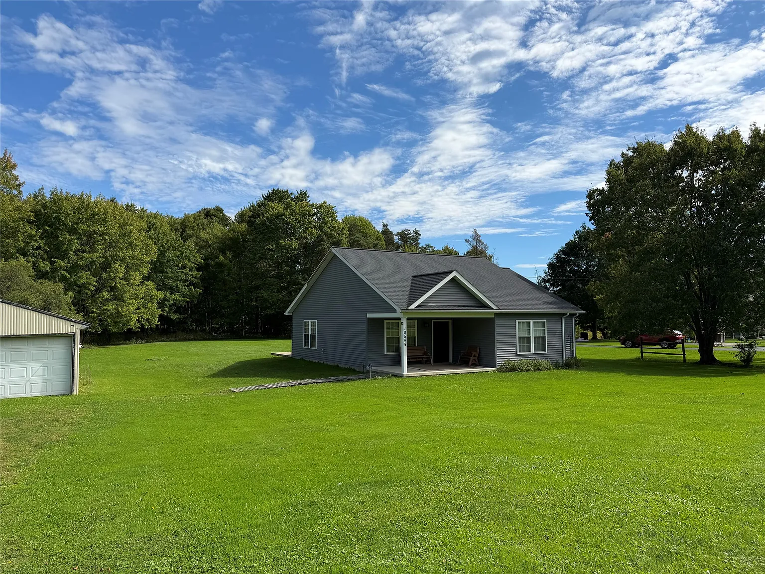 3 bed, 2.0 bath, 1320 sqft, $1,600 — Photo 2