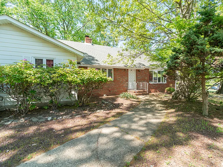 21 Hamilton Ave — Photo 2