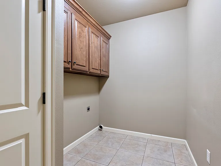 1300 Edge Valley Dr N — Photo 11