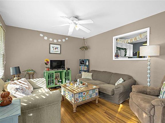 4th image of 708 W 90th St