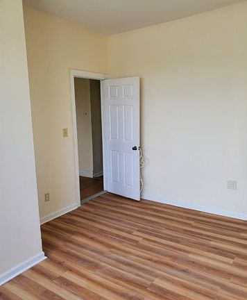 4th image of 1539 Hoe Ave