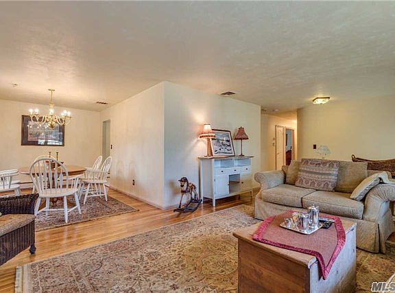 4th image of 15 Beacon Hill Dr