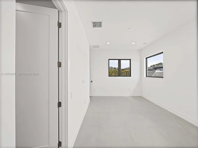 5718 Ashwood Cir W — Photo 78