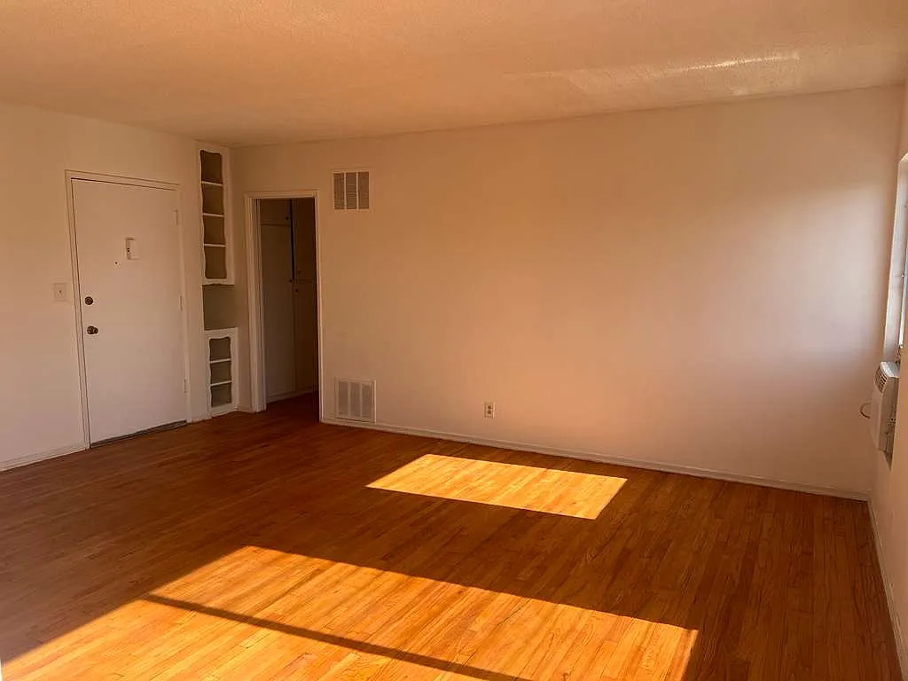 Building Photo - 1115 S Holt Ave #4