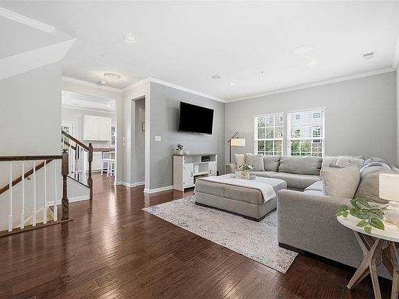 4th image of 201 Thornapple Ln