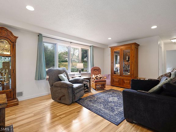 4th image of 2153 Sloan St