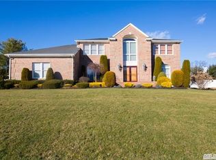 15 Woodbury Farms Dr, Woodbury, NY 11797