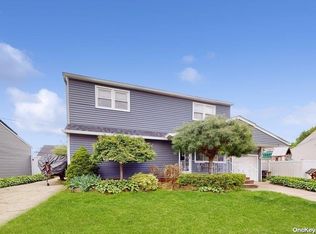 2128 Dogwood Ln, Westbury, NY 11590