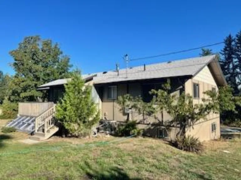 1688 NE Lynda Ln — Photo 38