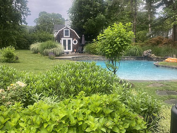 4th image of 11 Lake Dr N