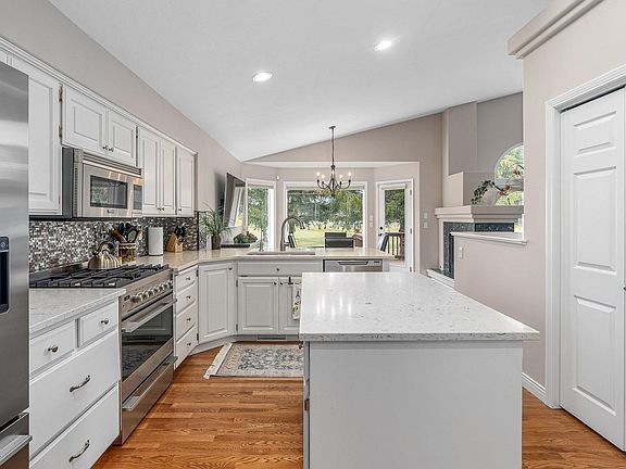 5th image of 418 N Village Ln