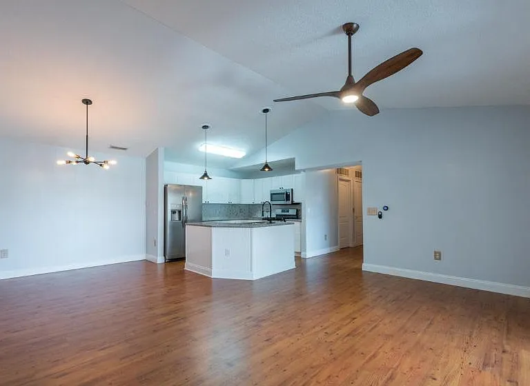 8013 Cranes Crossing Dr — Photo 2