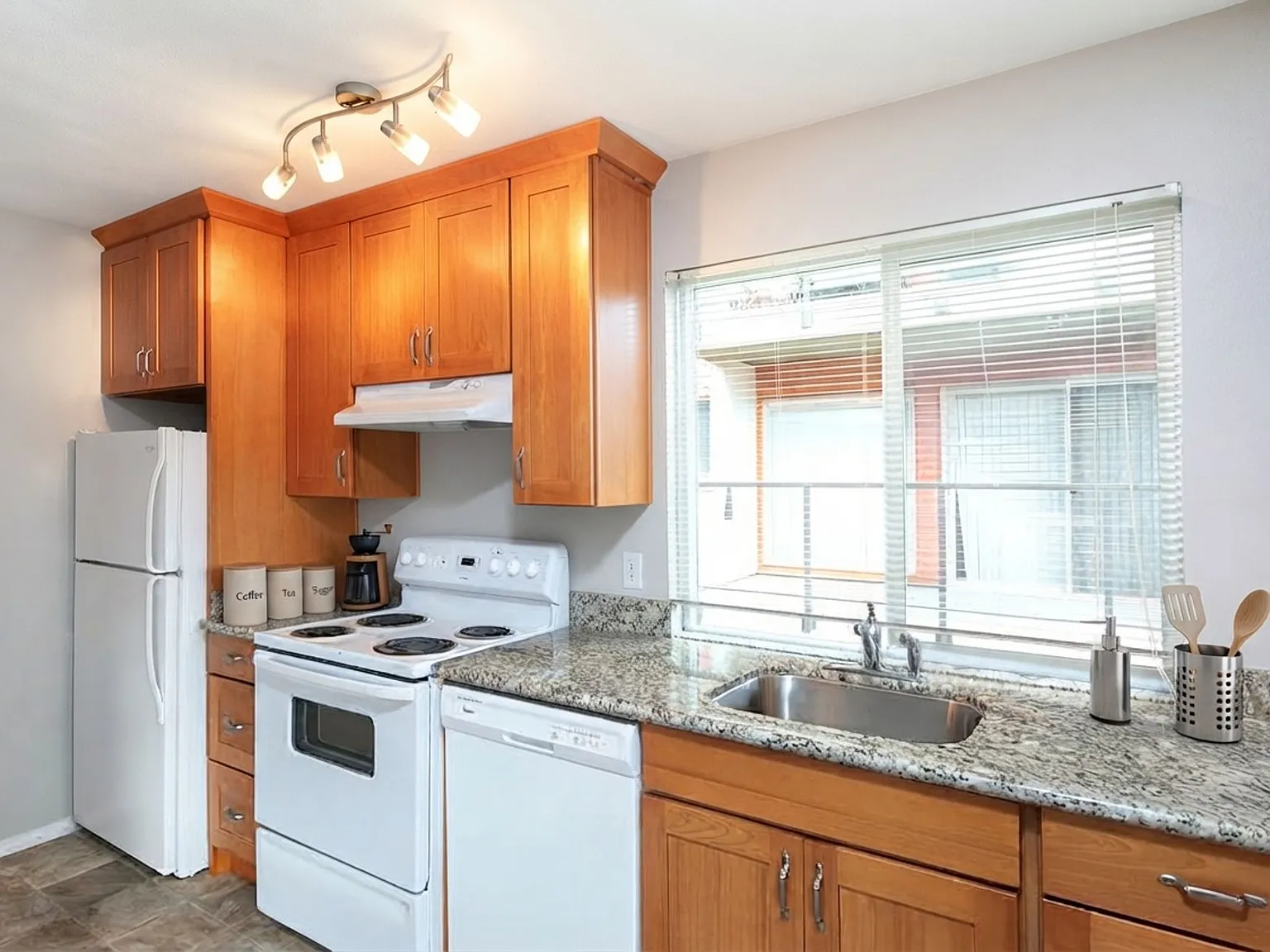 717 Llewellyn Place — Photo 3