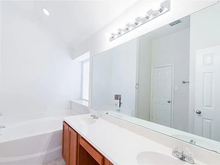 234 Silvercreek Dr — Photo 4