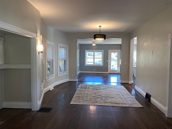 Large open family room with hardwood and 10' ft ceilings.