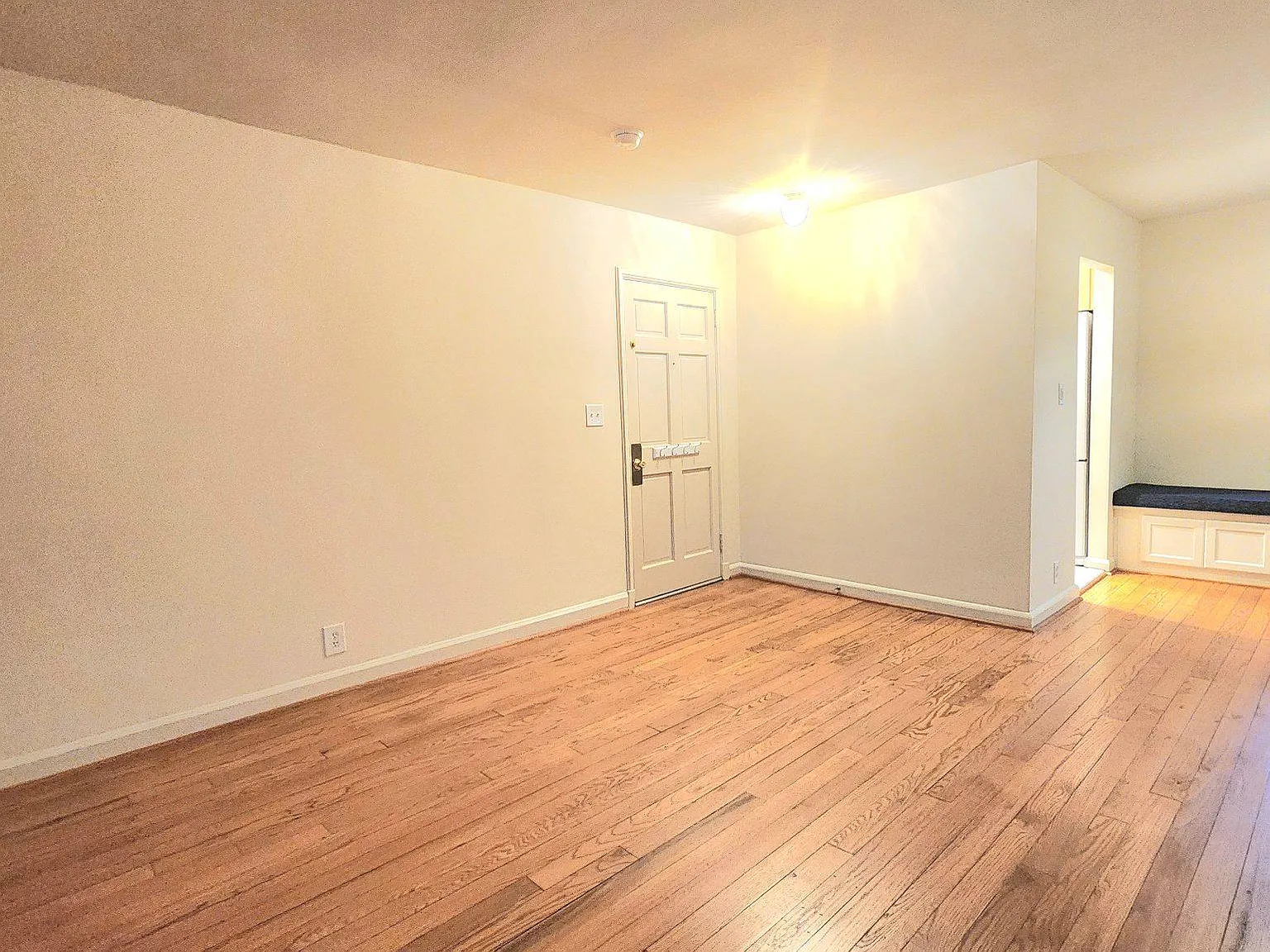 3 bed, 2.0 bath, 1290 sqft, $3,300 — Photo 3