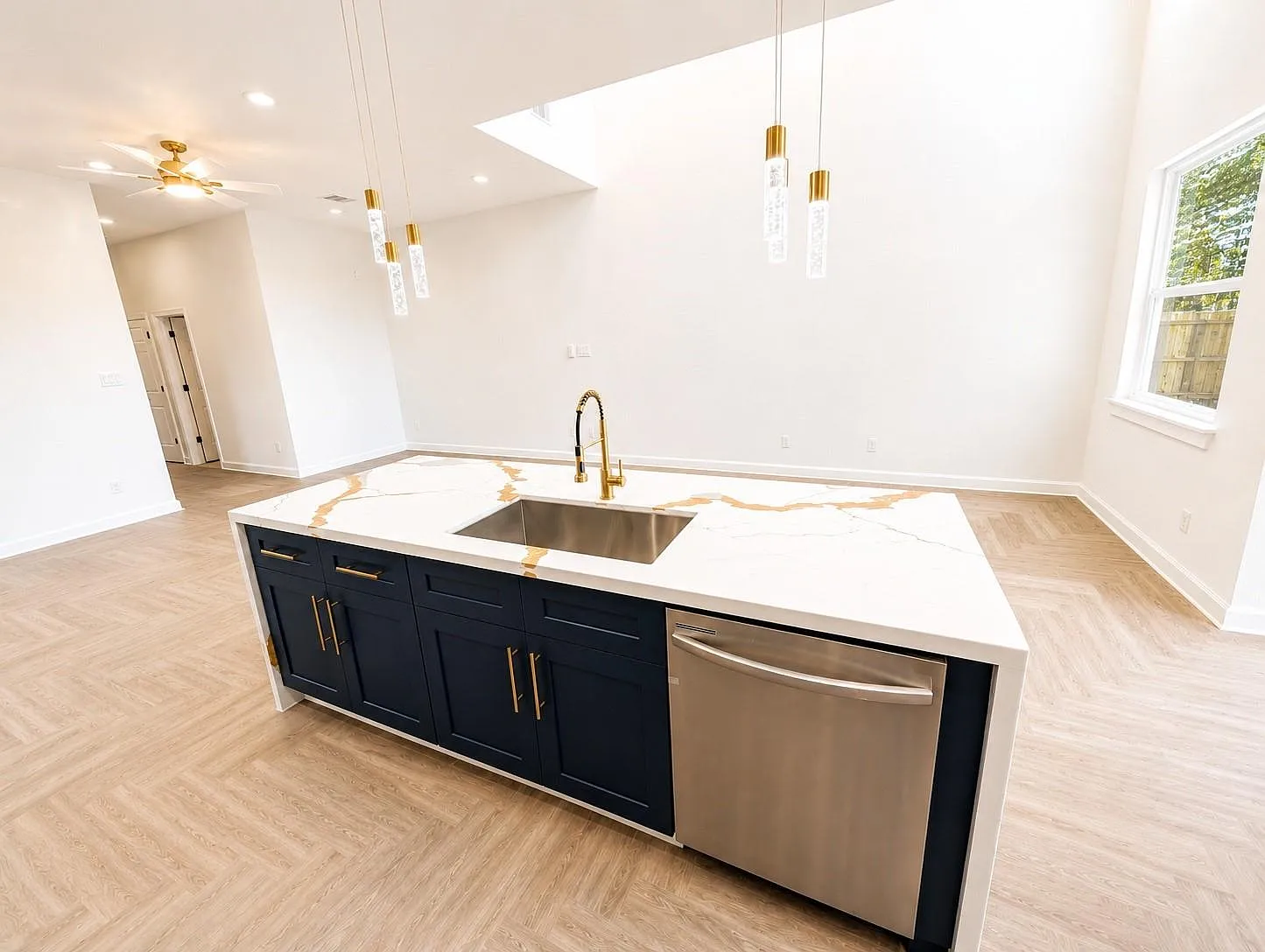 3 bed, 2.0 bath, $1,900 — Photo 4