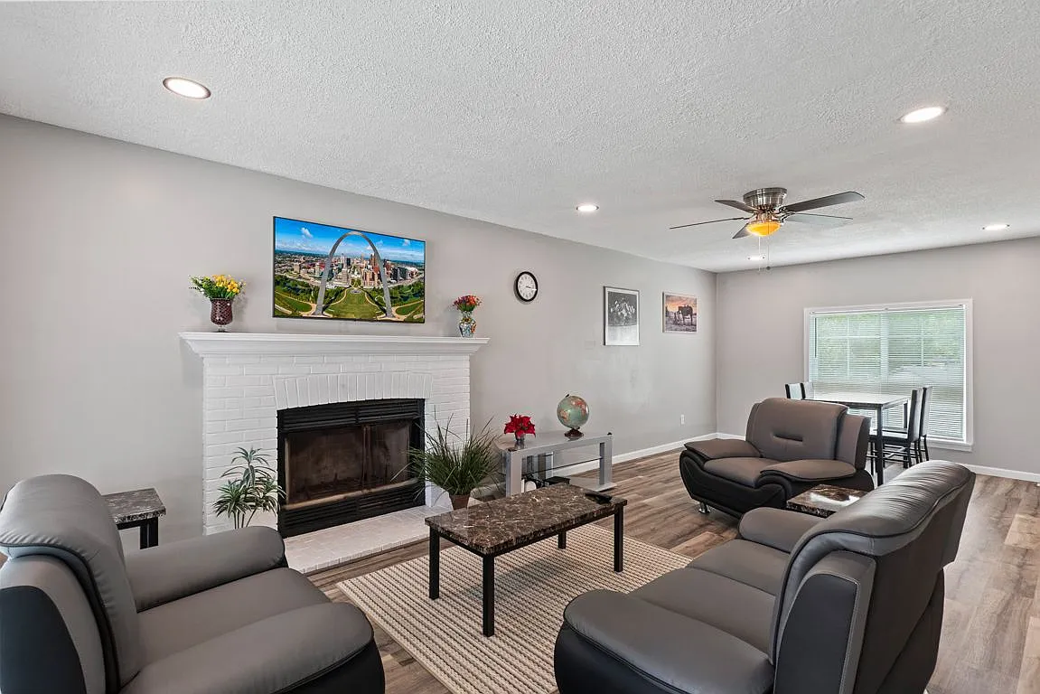 3 bed, 2.5 bath, 1371 sqft, $2,000 — Photo 2