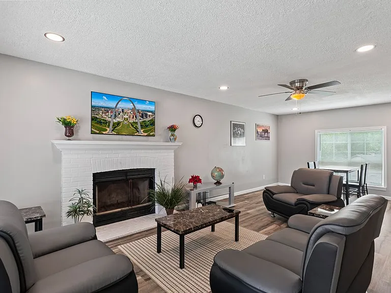 5185 Edgemere Dr — Photo 2