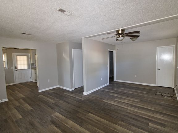 3rd image of 121 Briarwood Dr