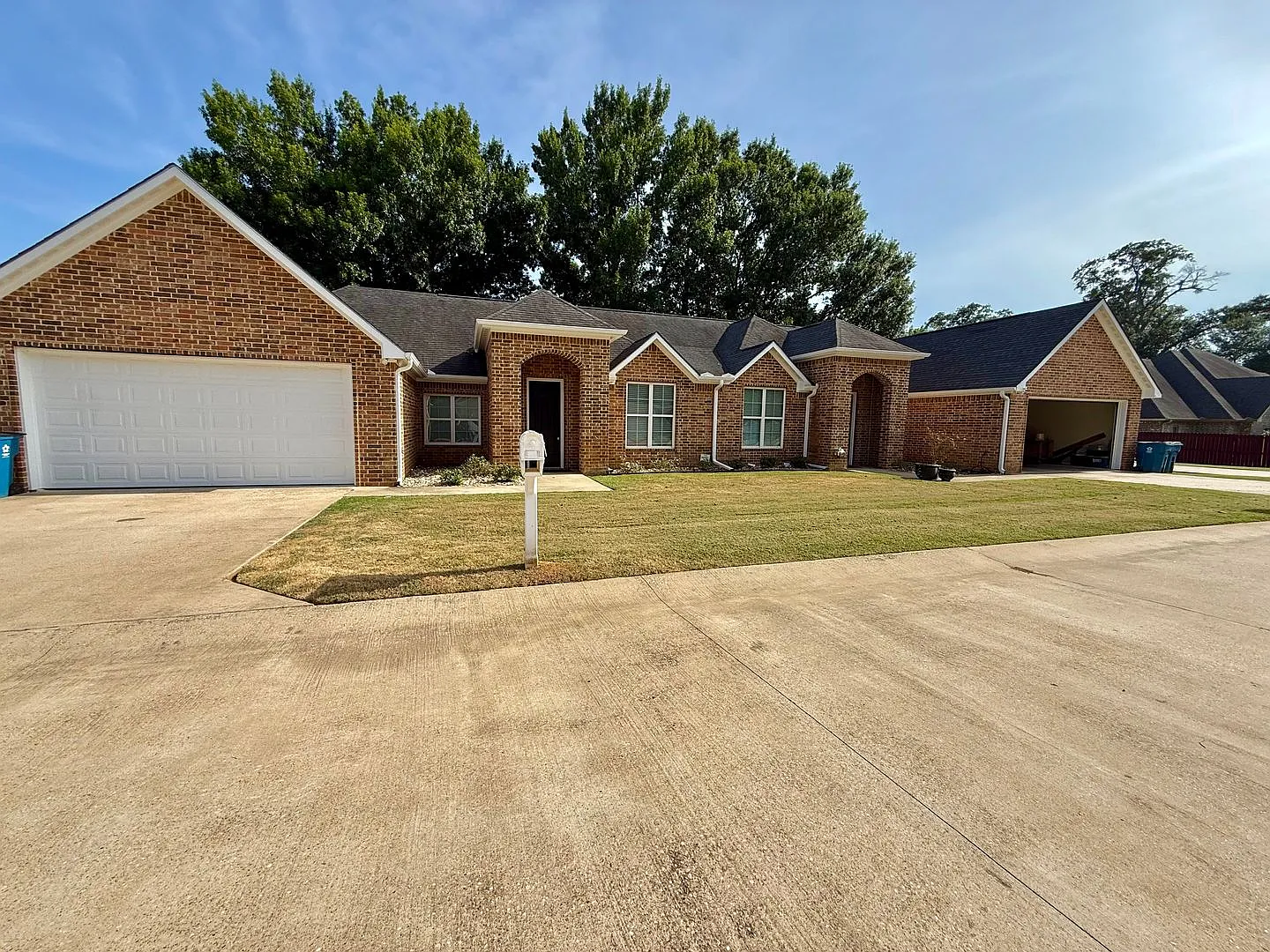 Elegant 4-bed/2-bath plus Garage! — Photo 1