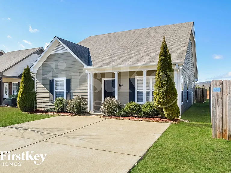 810 Hawthorn Ln — Photo 2
