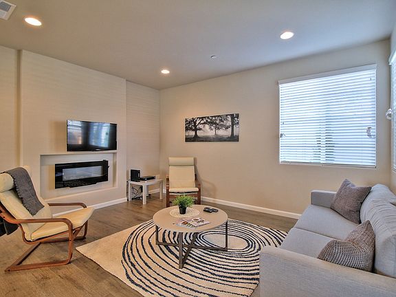 2nd image of 636 Montage Cir