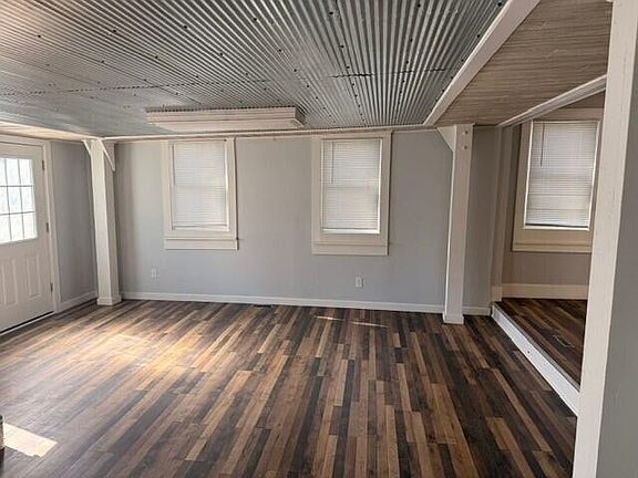 5th image of 425 E Broadway