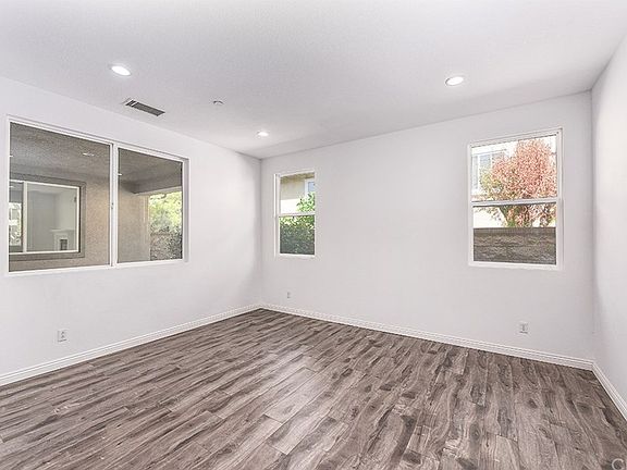 4th image of 4984 Glenview St