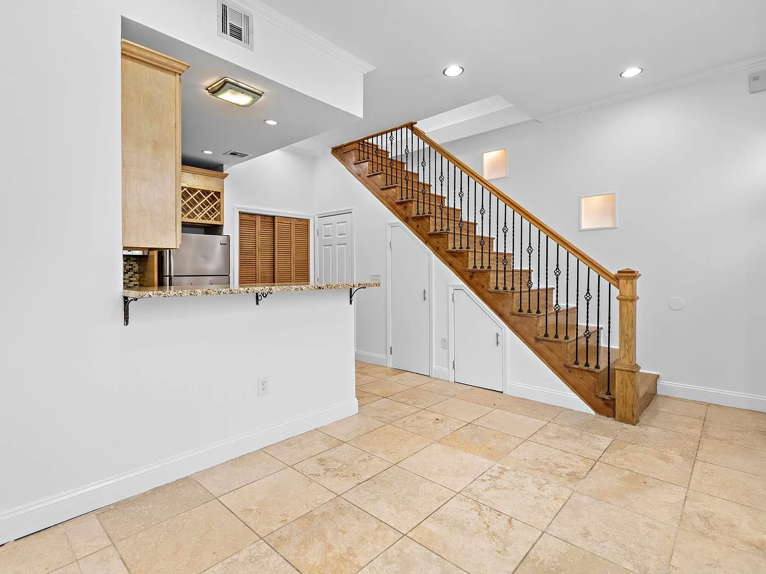 2 bed, 1.5 bath, 1008 sqft, $2,850 — Photo 2