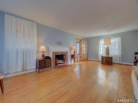 3rd image of 26 Pinecrest Road