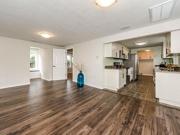 5th image of 313 W Giddens Ave