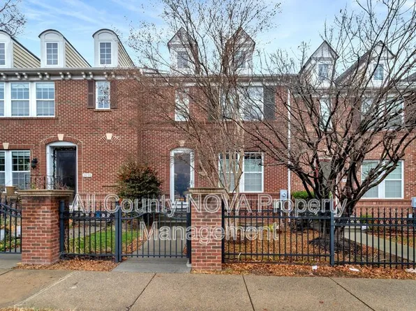 2093 Laura Mews Pl, Alexandria, VA 22303