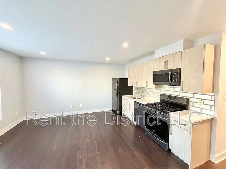 1605 F St NE #1 — Photo 2
