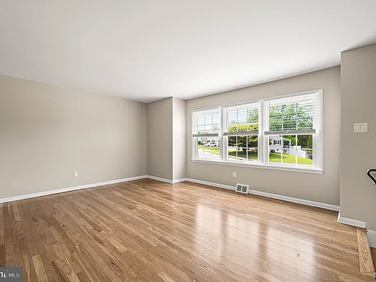 271 S Dillwyn Rd — Photo 16