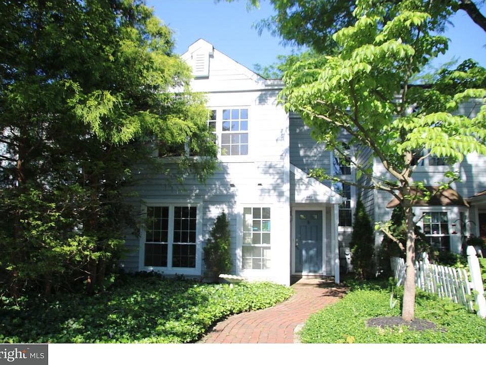 1st image of 693 Danbury Ct