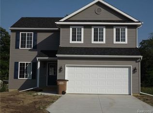 9915 Whispering Woods Dr, Pinckney, MI 48169