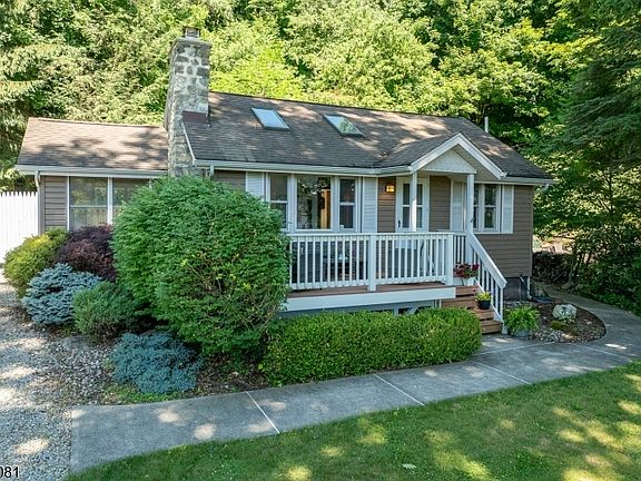 2nd image of 2217 Lakeside Drive West