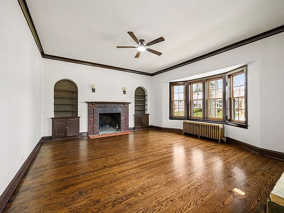 5th image of 158 S Benton St