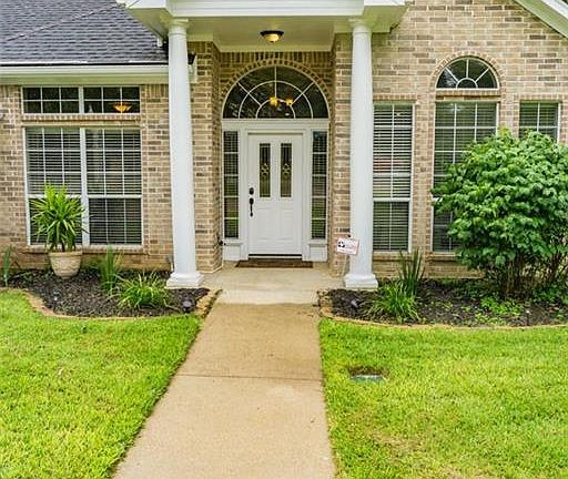 5th image of 903 Martha Becker Dr