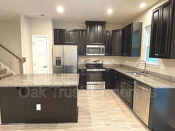 4th image of 407 Grand Palm Ln