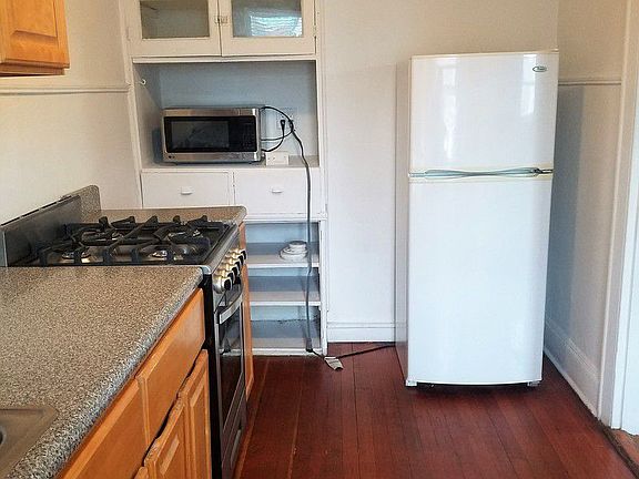 2nd image of 2141 28th St #3