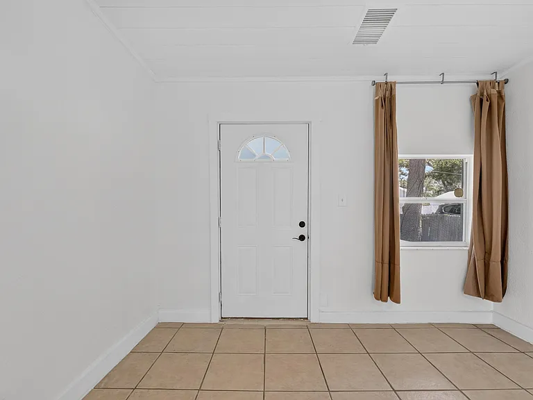 1005 E Flora St — Photo 6
