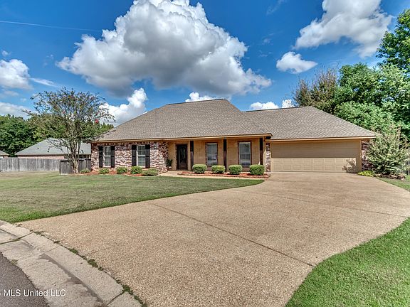 5th image of 704 Pecan Ct