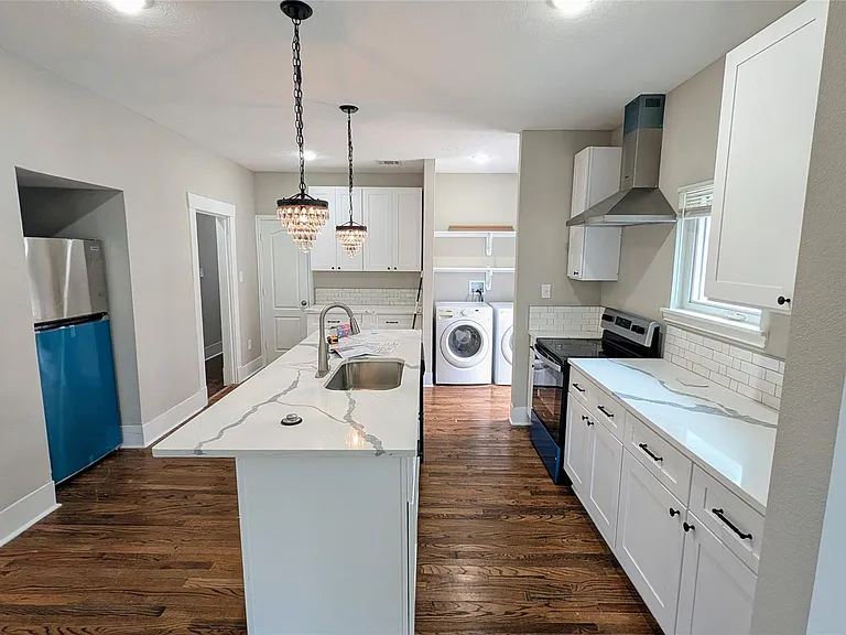 1133 W Gray St — Photo 2